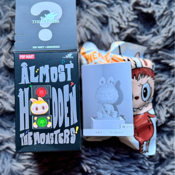 Labubu Almost Hidden - Sculpture - Picture 3 of 4